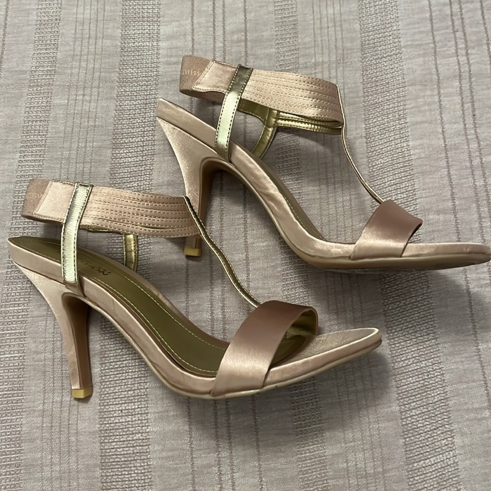 Kenneth Cole Reaction gold fabric heels. Size 7.5